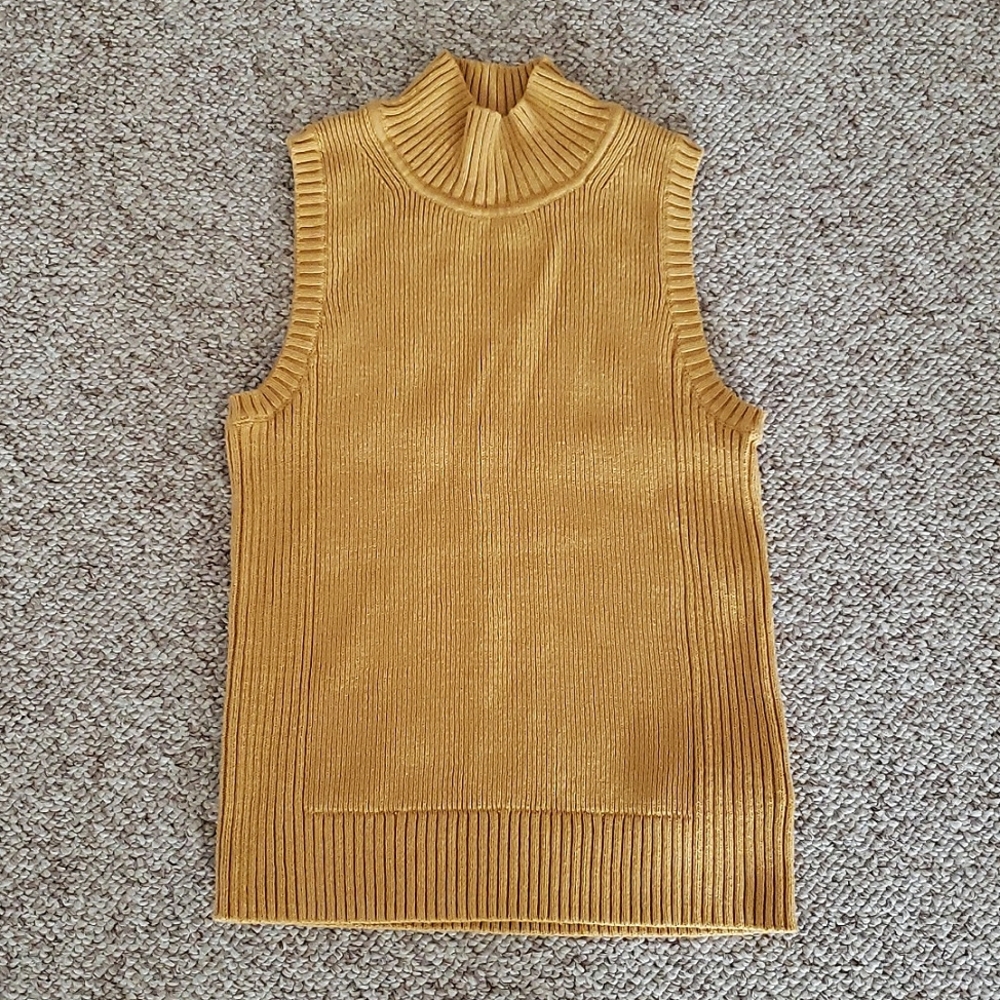 GAP sleevless searter top
